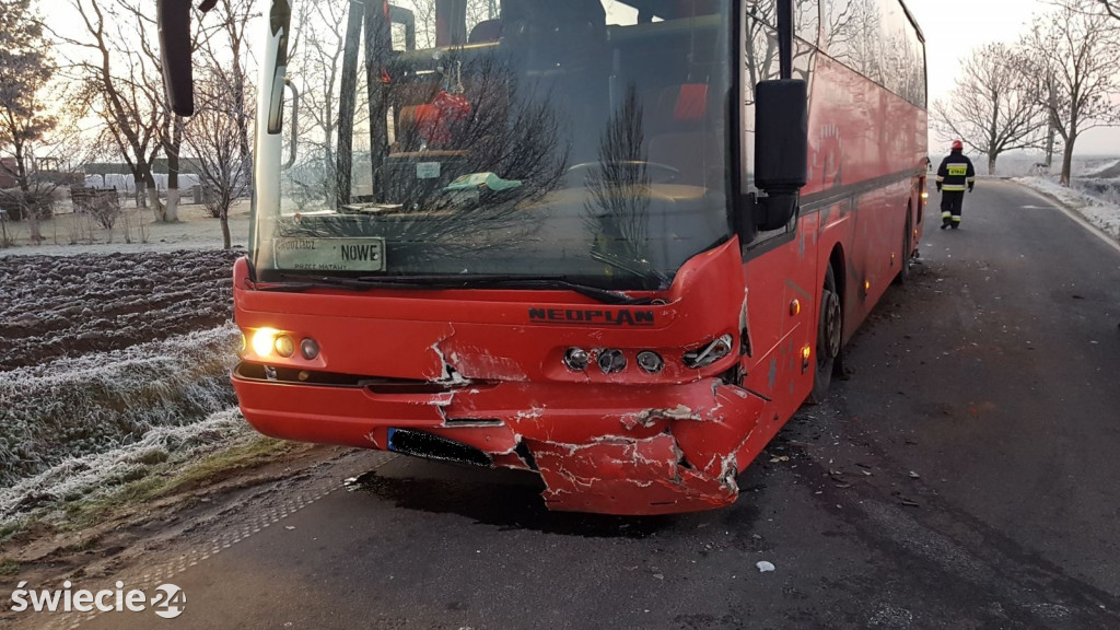 Po zderzeniu z autobusem bus spłonął