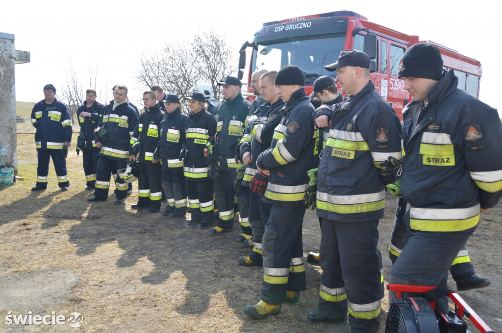 Strażacy na szkoleniu wzniecili ogień