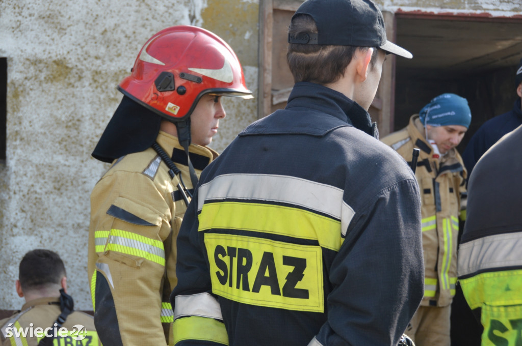 Strażacy na szkoleniu wzniecili ogień