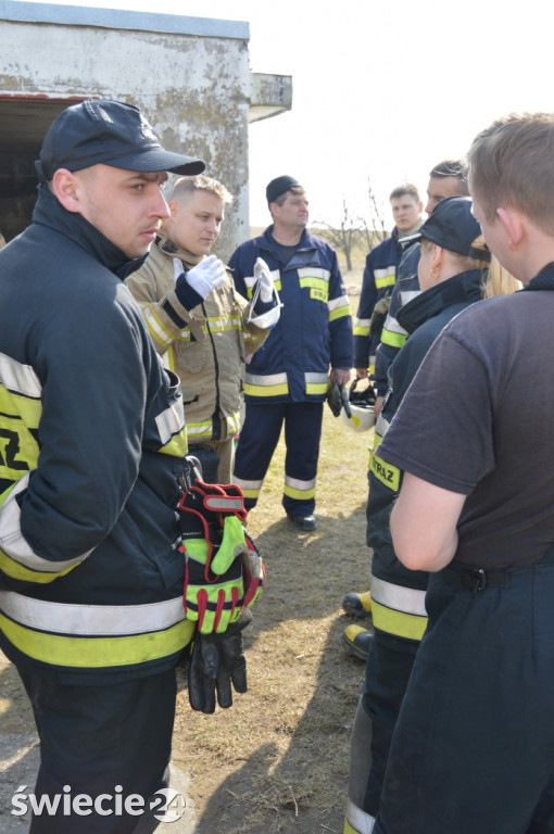 Strażacy na szkoleniu wzniecili ogień