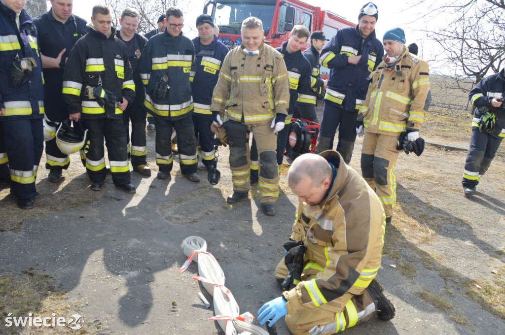 Strażacy na szkoleniu wzniecili ogień