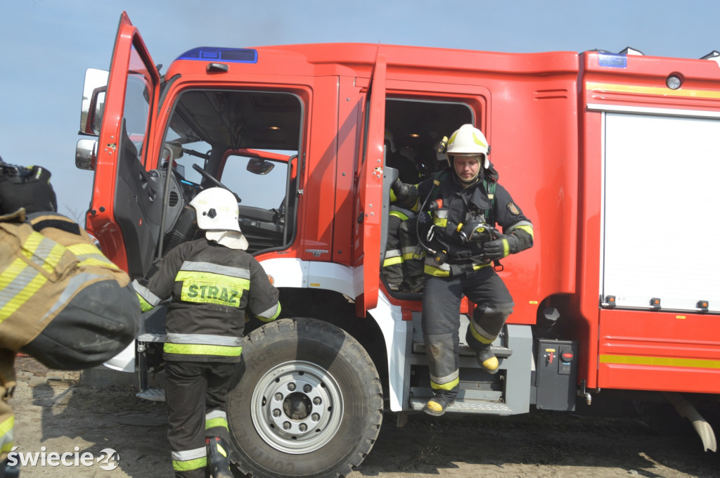 Strażacy na szkoleniu wzniecili ogień