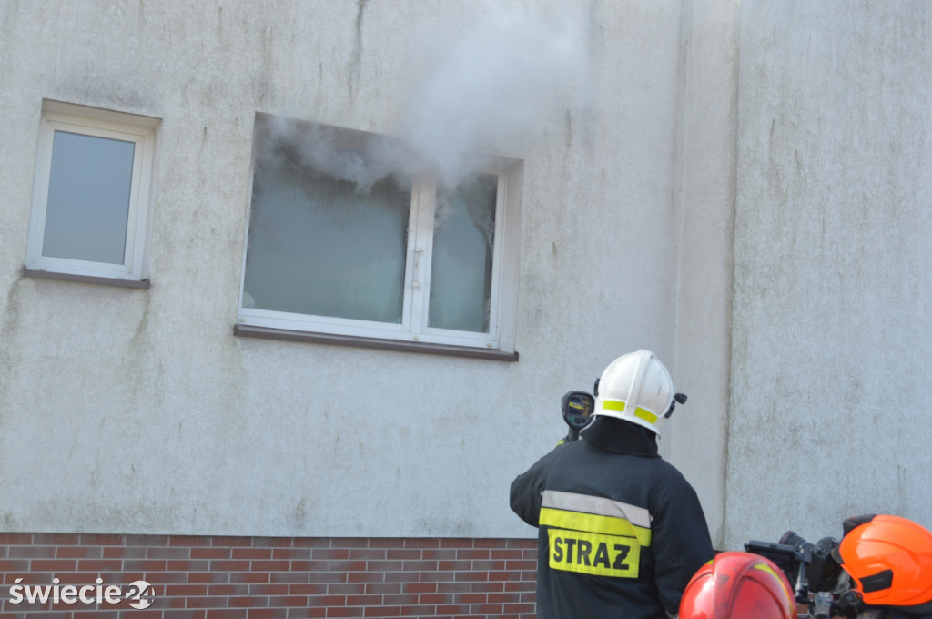 Strażacy na szkoleniu wzniecili ogień