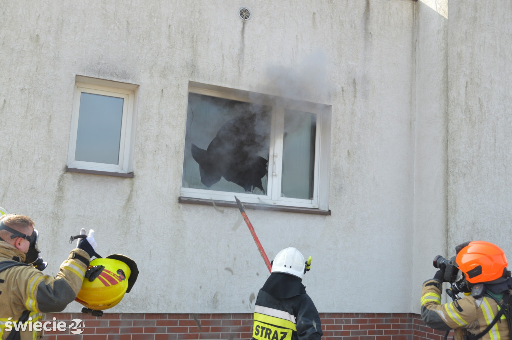 Strażacy na szkoleniu wzniecili ogień