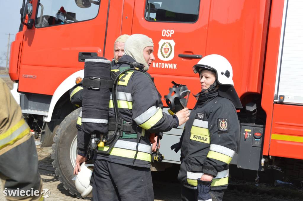 Strażacy na szkoleniu wzniecili ogień