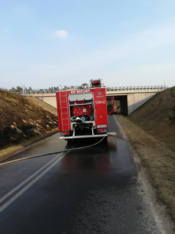 Płonące trawy na nasypie autostrady