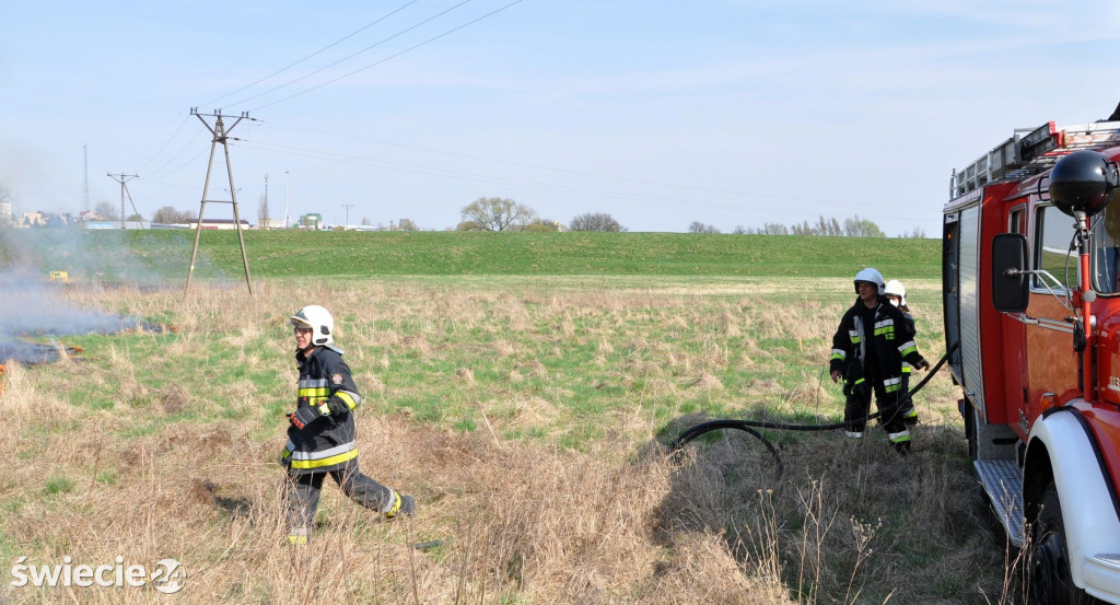 Gaszenie trawy w Przechowie