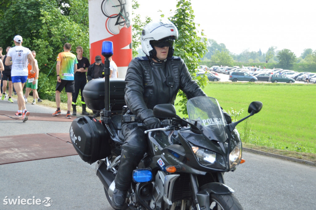 830 biegaczy stanęło na starcie!