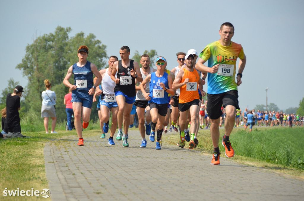 830 biegaczy stanęło na starcie!