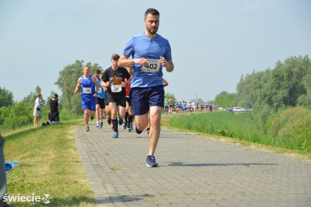 830 biegaczy stanęło na starcie!