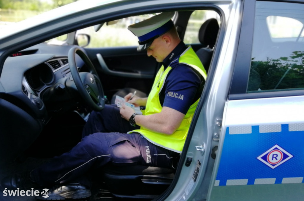 Zdejmij nogę z gazu. Wszędzie pełno policji
