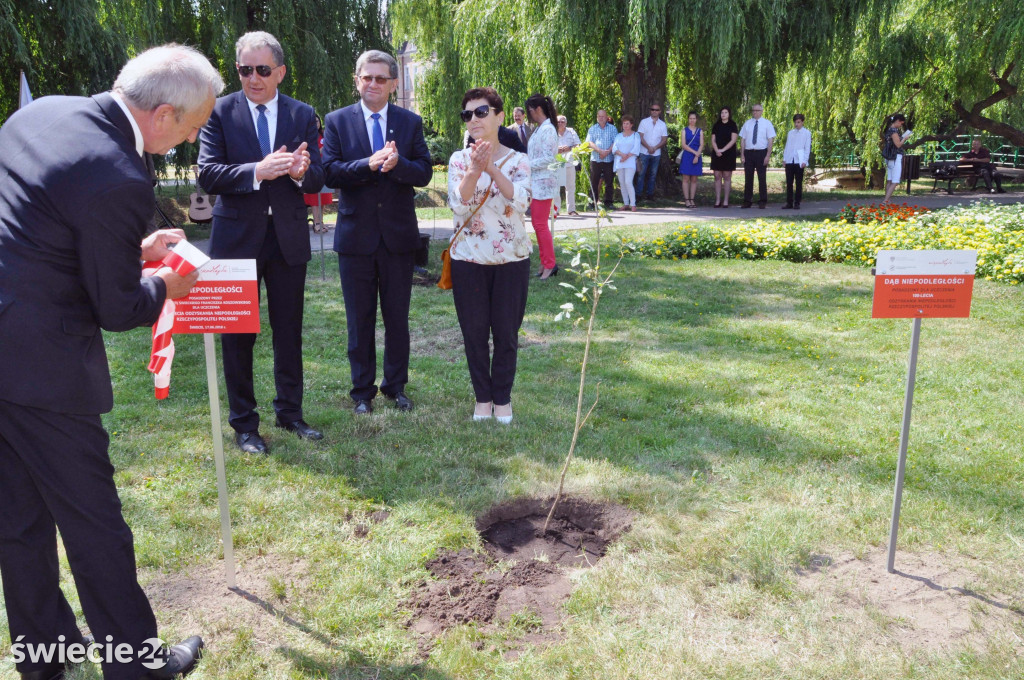 Posadzili dęby niepodległości