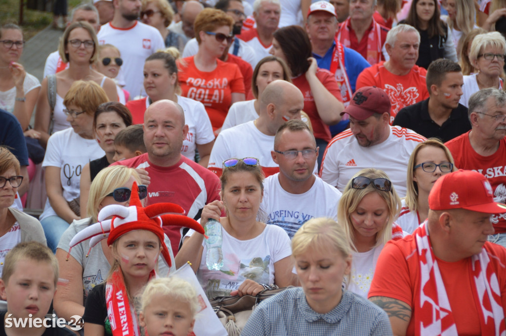 Tłum kibiców zawiedziony grą Polaków