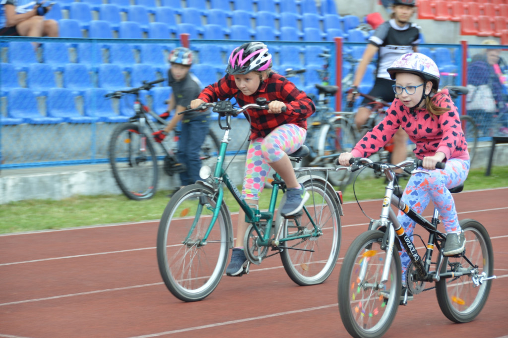 Blisko 80 rowerzystów na stadionie