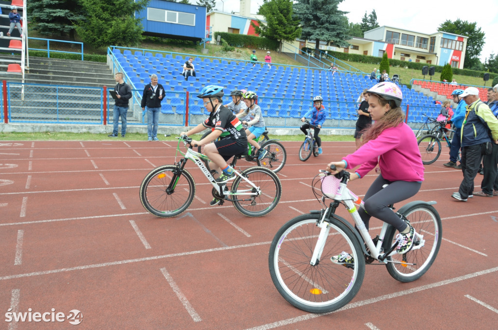 Blisko 80 rowerzystów na stadionie