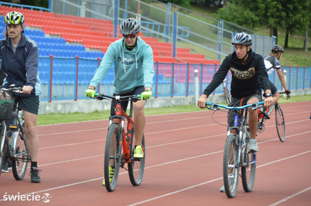 Blisko 80 rowerzystów na stadionie
