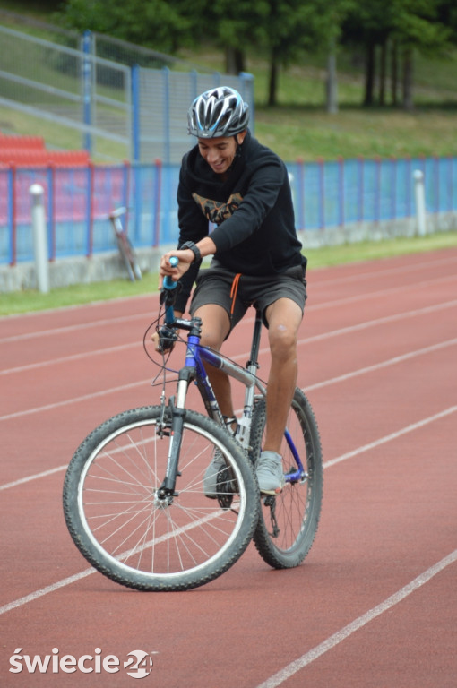 Blisko 80 rowerzystów na stadionie