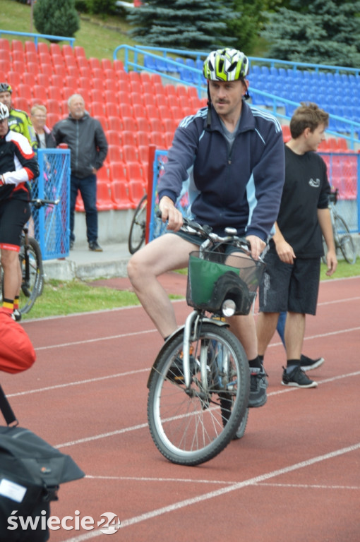 Blisko 80 rowerzystów na stadionie