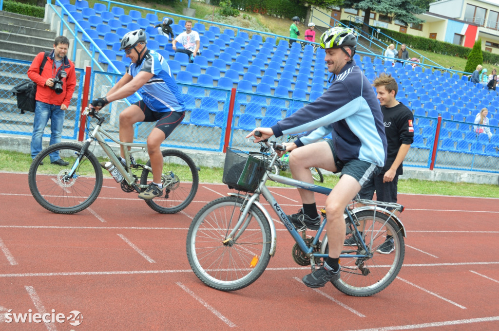 Blisko 80 rowerzystów na stadionie