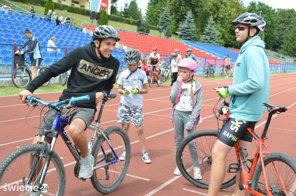 Blisko 80 rowerzystów na stadionie