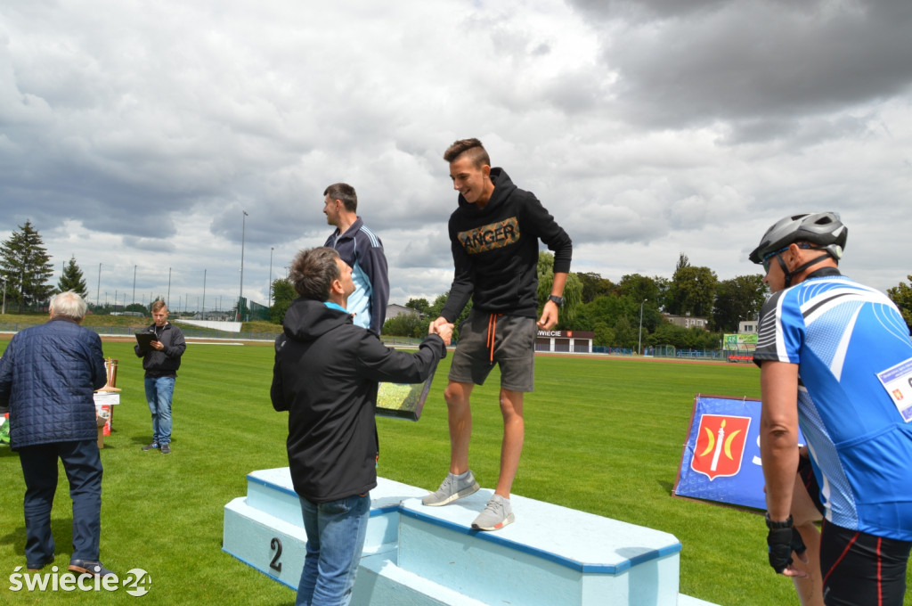 Blisko 80 rowerzystów na stadionie