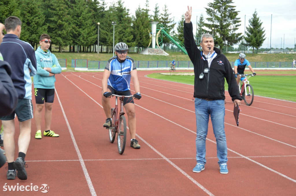 Blisko 80 rowerzystów na stadionie