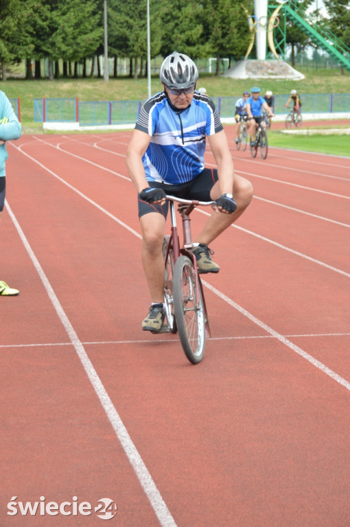 Blisko 80 rowerzystów na stadionie