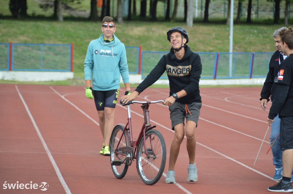 Blisko 80 rowerzystów na stadionie