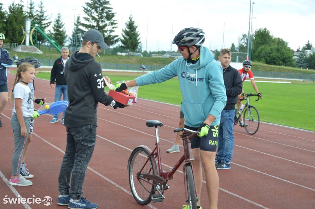 Blisko 80 rowerzystów na stadionie