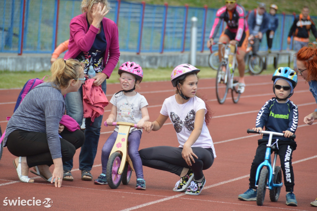 Blisko 80 rowerzystów na stadionie