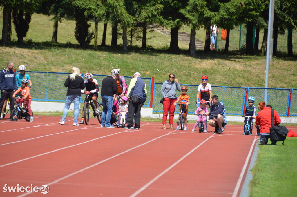 Blisko 80 rowerzystów na stadionie
