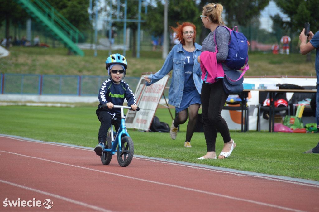 Blisko 80 rowerzystów na stadionie