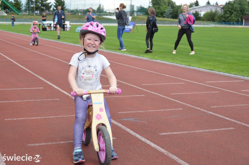 Blisko 80 rowerzystów na stadionie