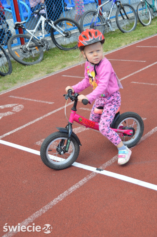 Blisko 80 rowerzystów na stadionie