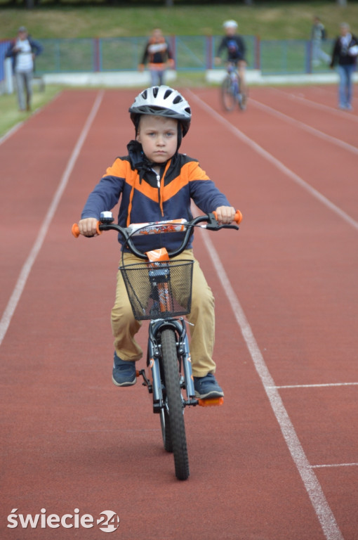 Blisko 80 rowerzystów na stadionie