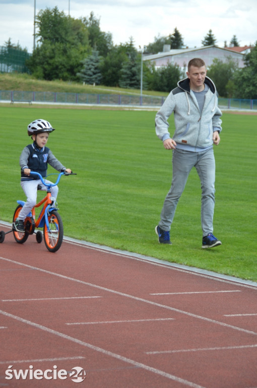 Blisko 80 rowerzystów na stadionie