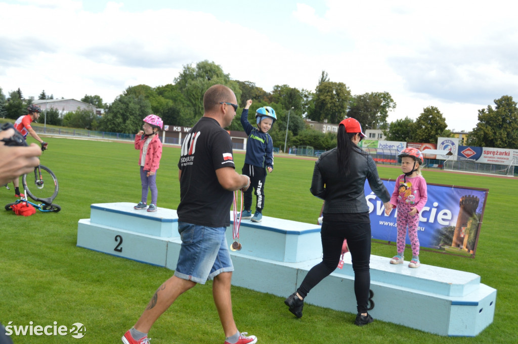 Blisko 80 rowerzystów na stadionie
