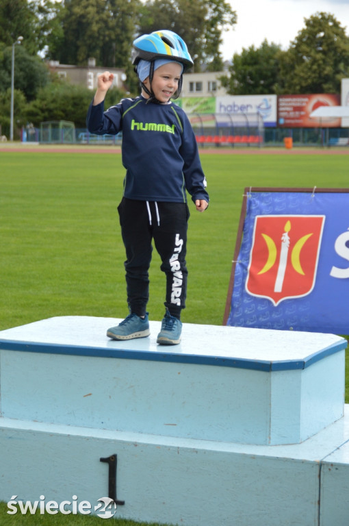 Blisko 80 rowerzystów na stadionie