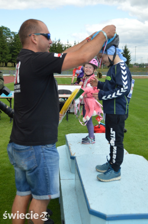 Blisko 80 rowerzystów na stadionie