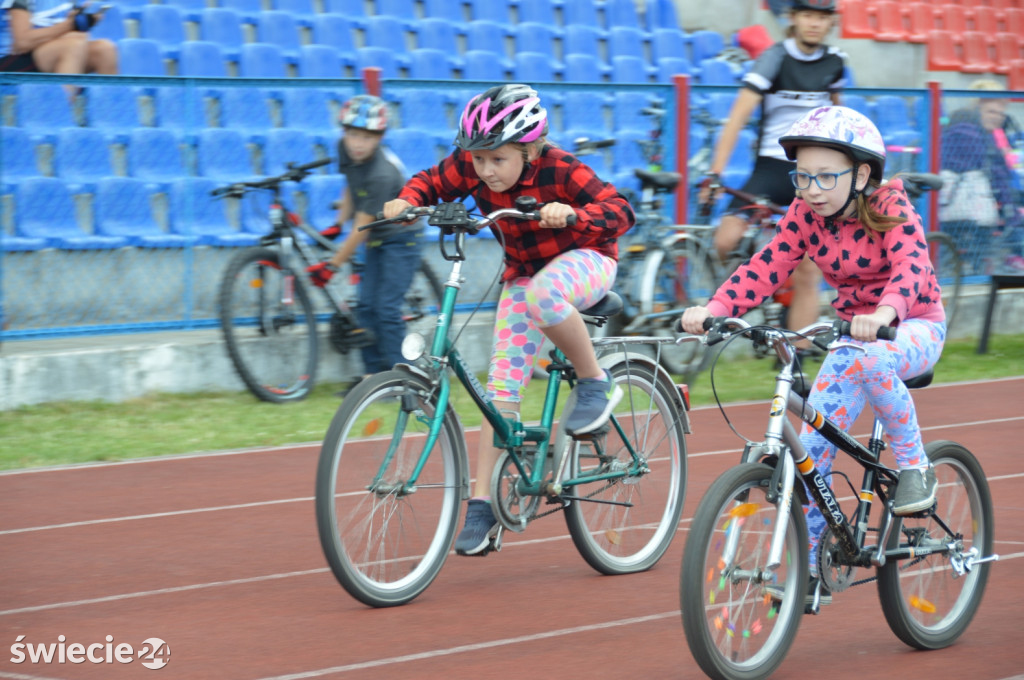 Blisko 80 rowerzystów na stadionie