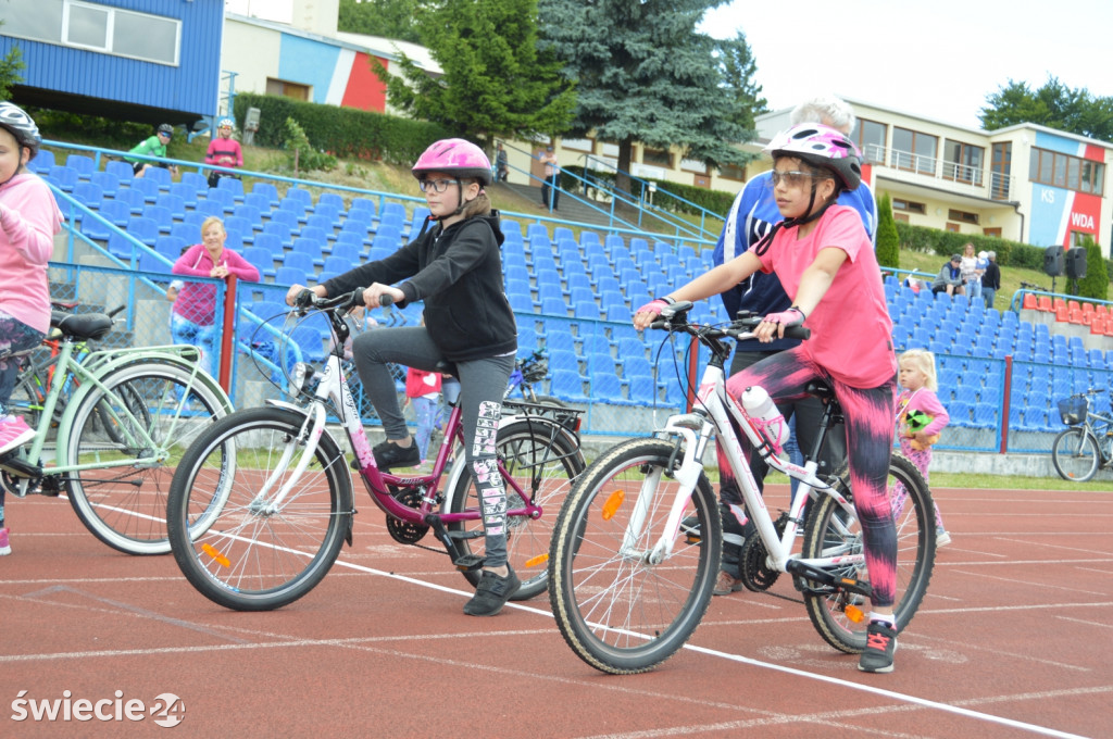 Blisko 80 rowerzystów na stadionie