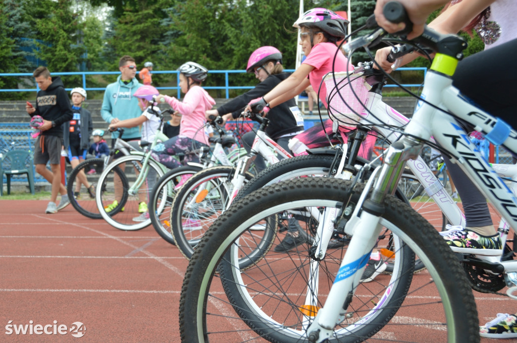 Blisko 80 rowerzystów na stadionie