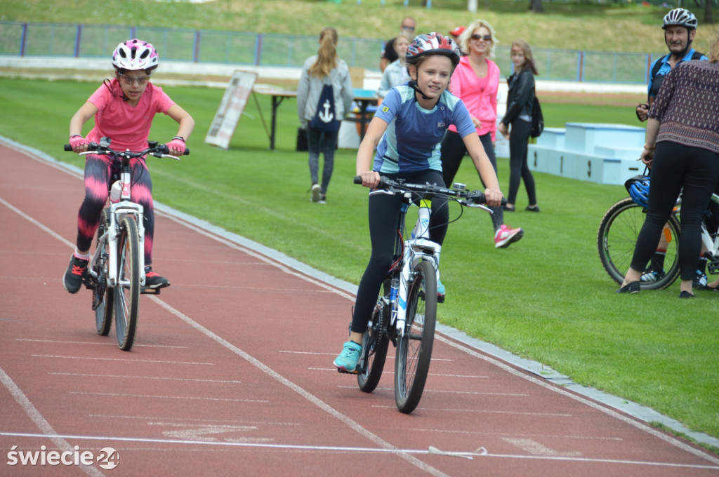 Blisko 80 rowerzystów na stadionie