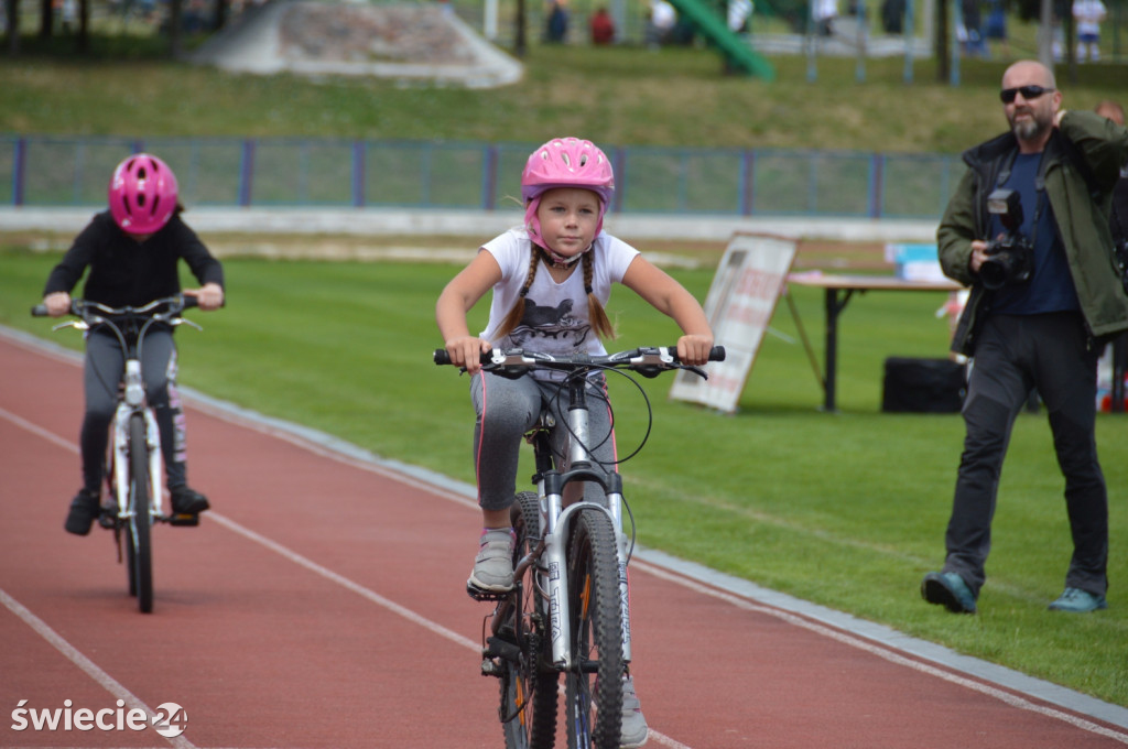 Blisko 80 rowerzystów na stadionie