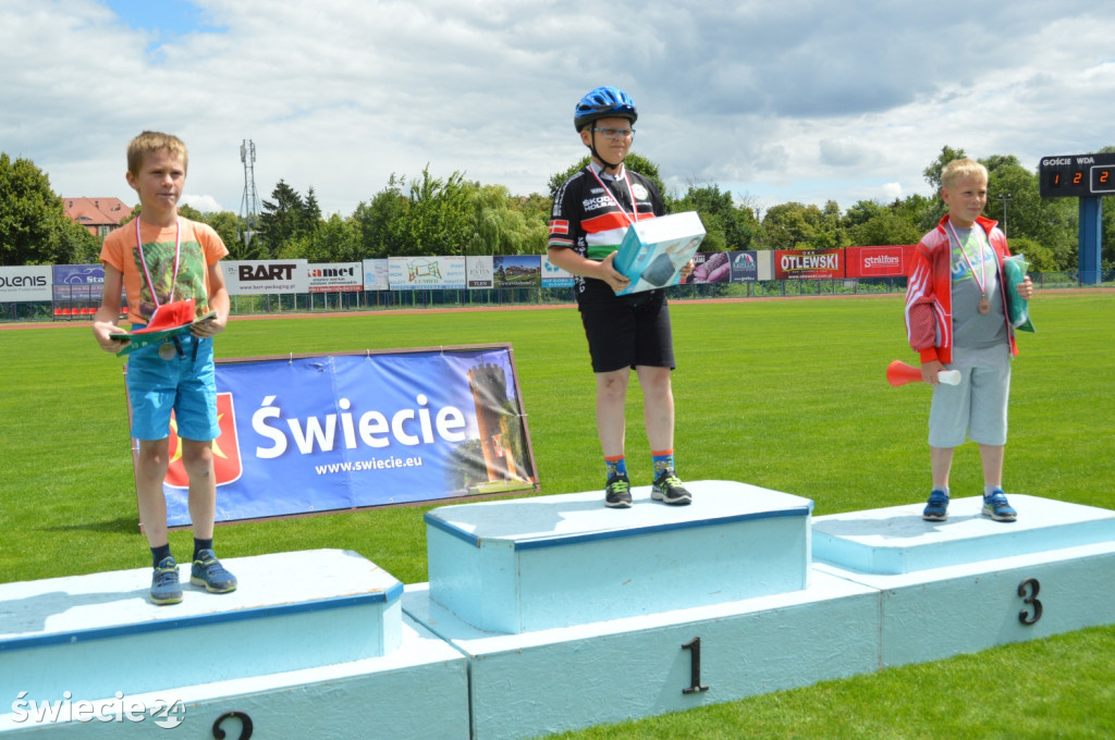 Blisko 80 rowerzystów na stadionie
