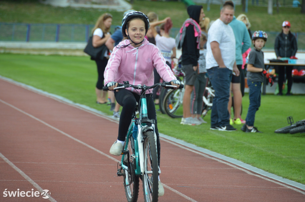 Blisko 80 rowerzystów na stadionie