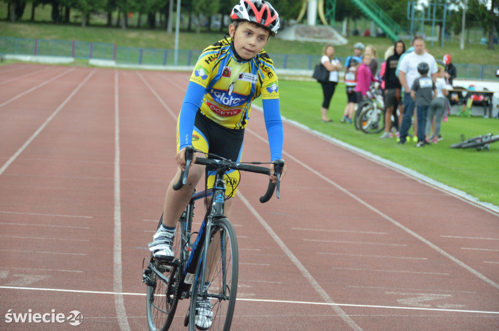 Blisko 80 rowerzystów na stadionie