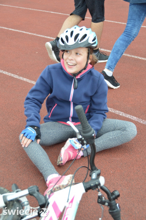 Blisko 80 rowerzystów na stadionie