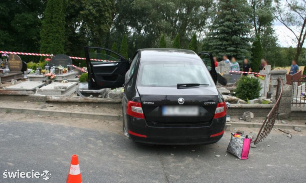 Skodą zniszczyła nagrobki
