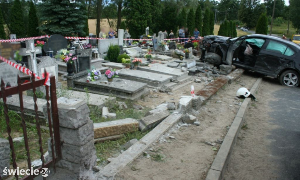Skodą zniszczyła nagrobki